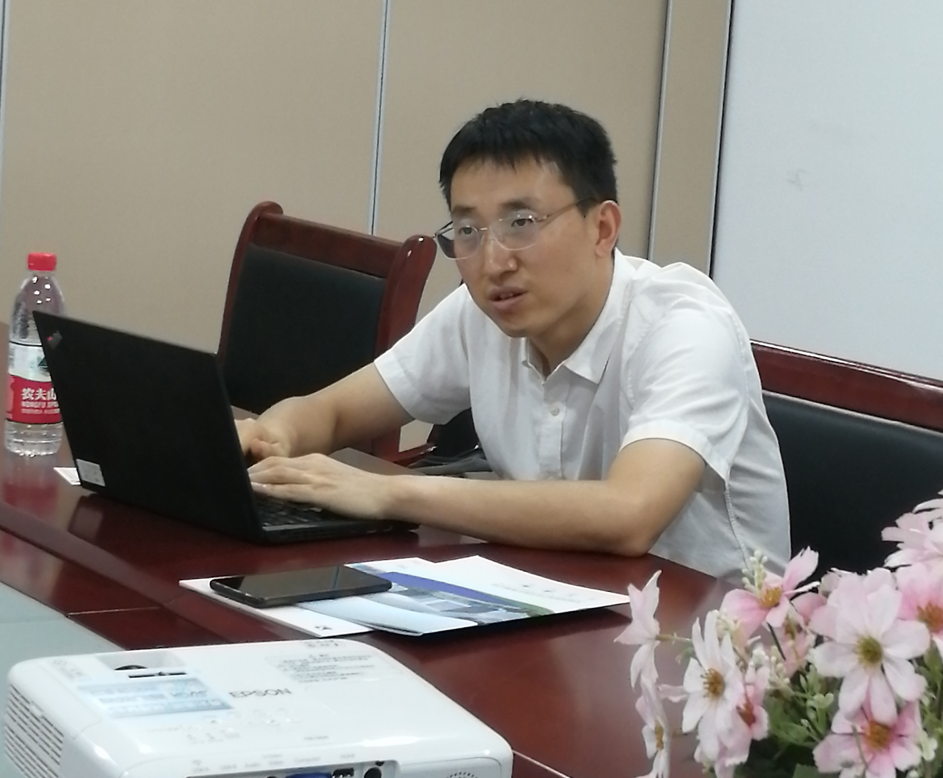 新華社經(jīng)濟(jì)新聞采訪部主任程士華一行蒞臨深藍(lán)醫(yī)療考察調(diào)研